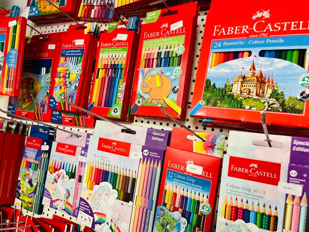 Hogy kerül ennyi iskola- és írószer a JátékShop-ba?