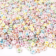 PlayBox: Fehér virág formájú betűs gyöngy szett 920db-os