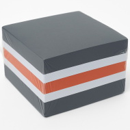 Jegyzettömb fekete-fehér-narancssárga színben 8,5x8,5x4cm