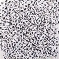 PlayBox: Speciális karakterek műanyag fűzhető gyöngyök 300db-os