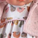 Llorens: Lea síró baba kardigánban 33cm-es