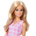 Barbie: Fashionista Barátnők stílusos divatbaba gipszben rózsaszín kockás ruhában – Mattel