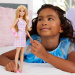 Barbie: Fashionista Barátnők stílusos divatbaba gipszben rózsaszín kockás ruhában – Mattel